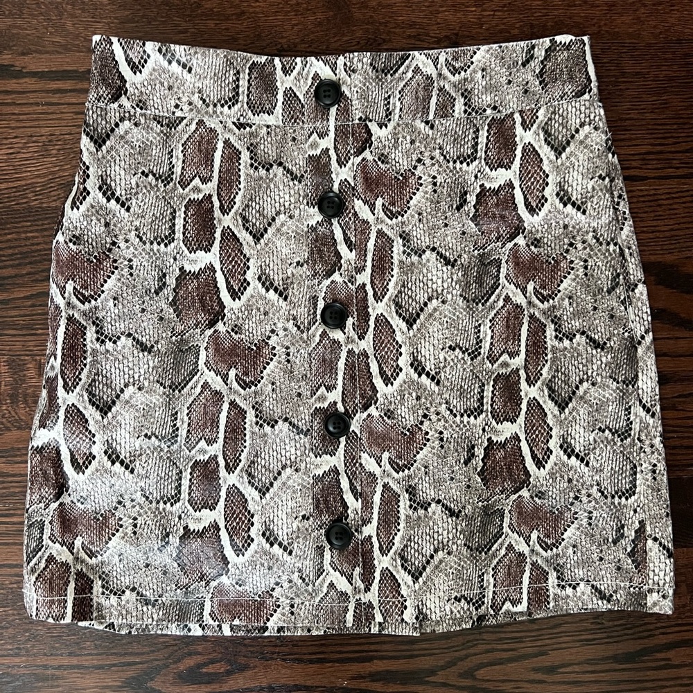 “Snakeskin” print skirt